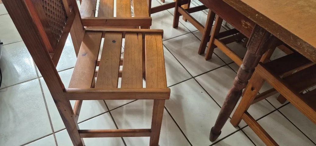 Mesa de madeira com 6 cadeiras - Foto 2