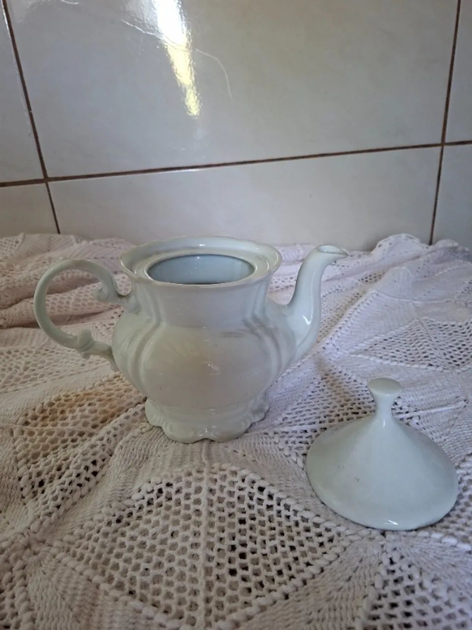 Lindo bule antigo de porcelana