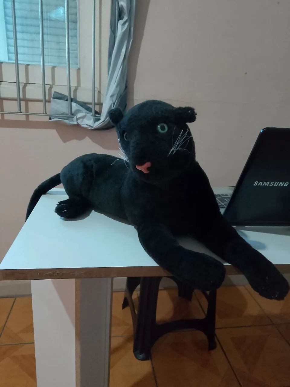 Pantera de pelúcia deitada que faz rugido 