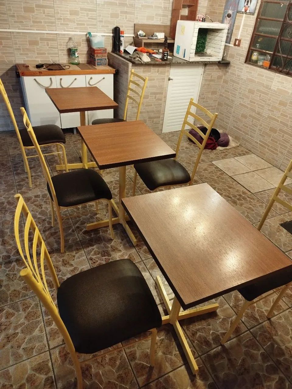 Mesas e cadeiras 