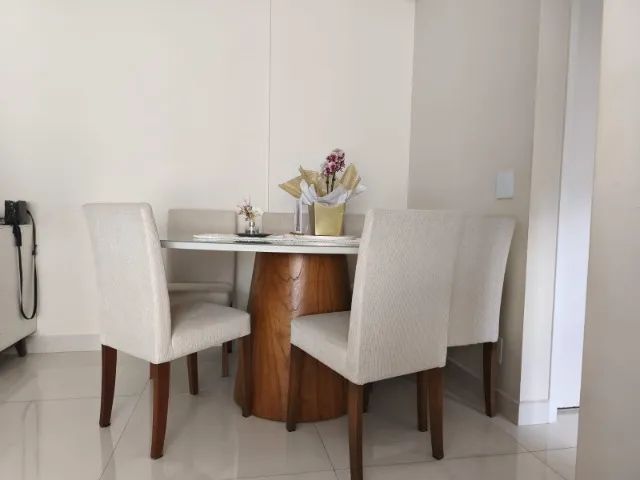 Mesa de jantar redonda e 6 cadeiras