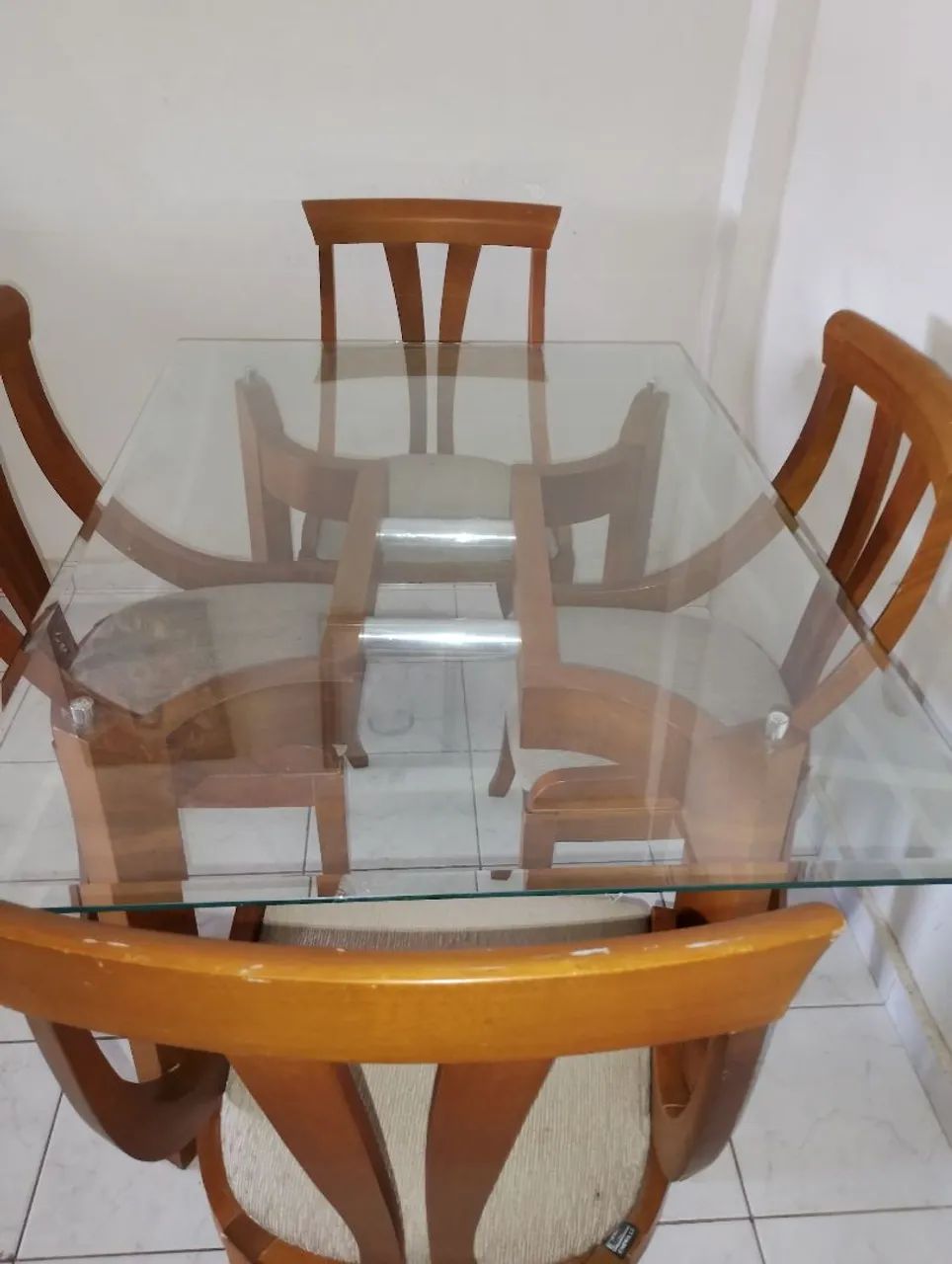 Sala de jantar em madeira e tampo de vidro medida 130x 90cm - Foto 4