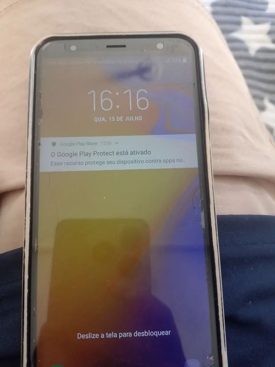 Celular semi-novo j4