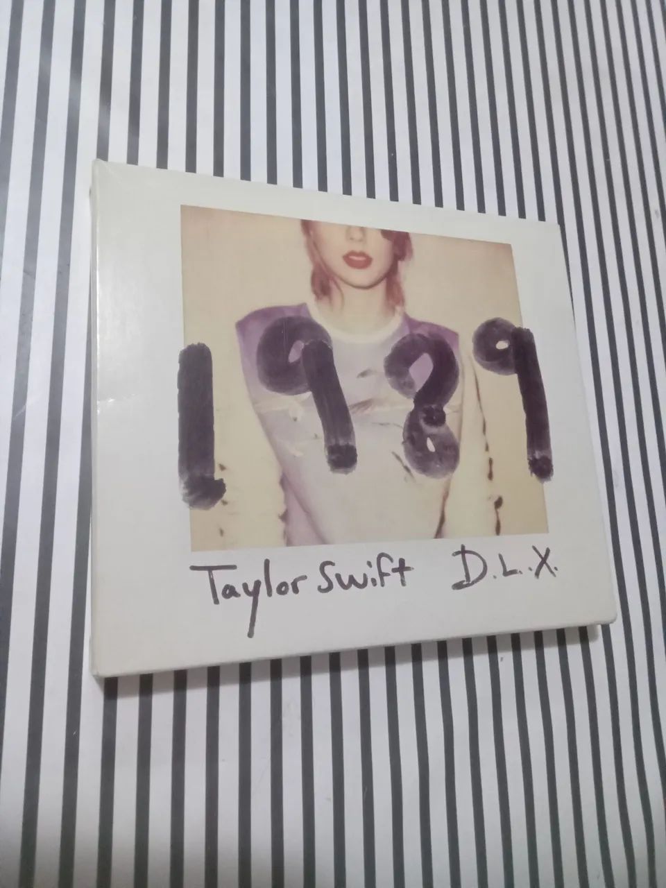 CD Taylor Swift 1989 Deluxe com polaroids