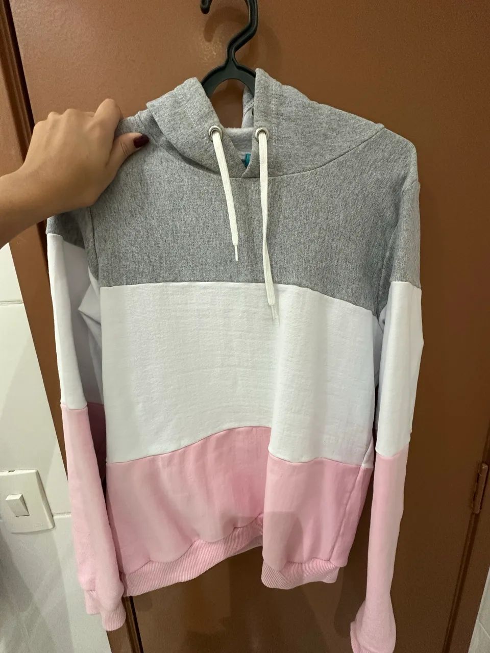 Moletom rosa e branco com capuz feminino