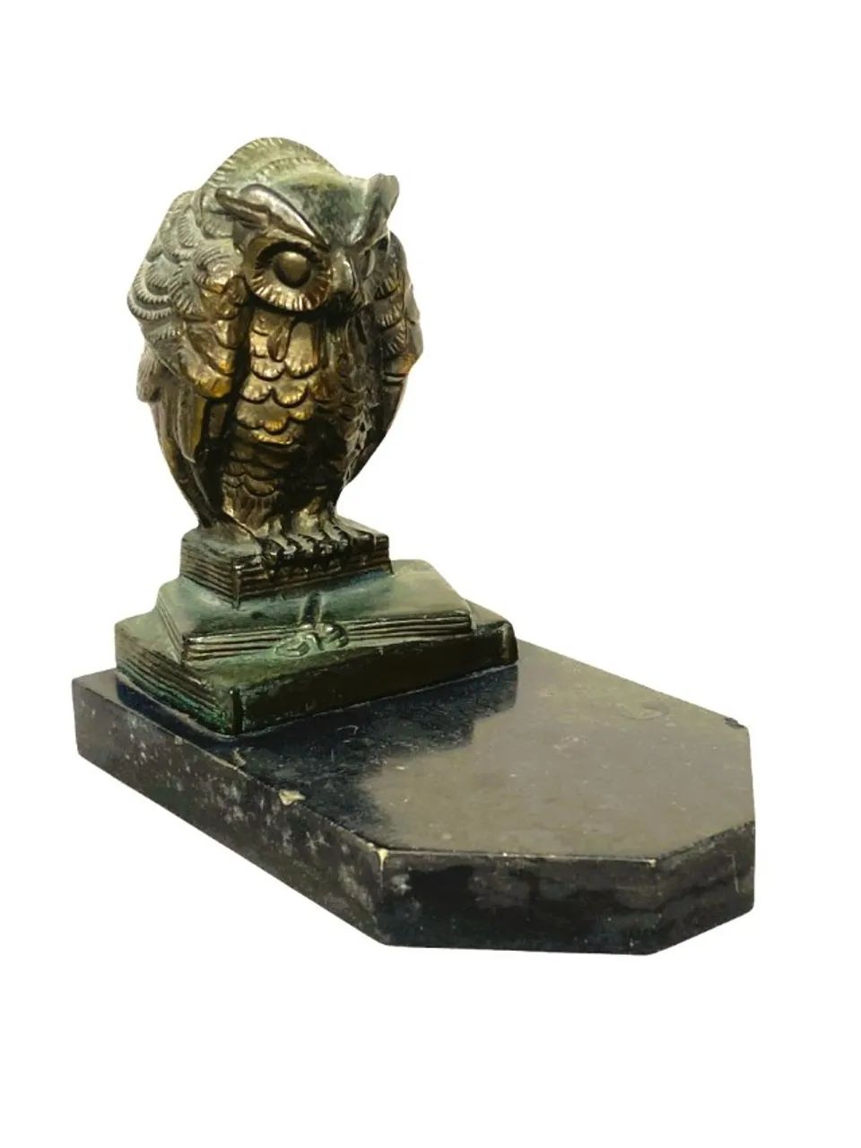 Antiga Escultura confeccionada Bronze dourado representando Coruja sobre livros *Descrição