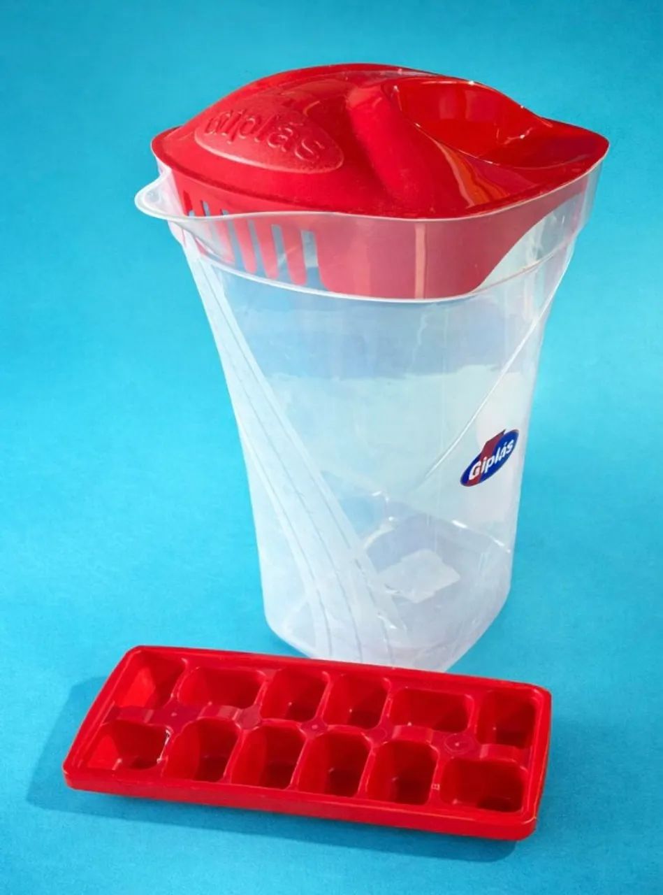Kit Jarra Com 6 Copos E Forma De Gelo Vermelho Plástico. - Foto 4