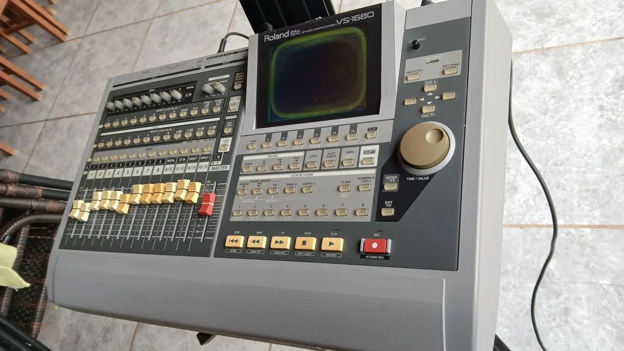 Mesa de som Roland Vs1680