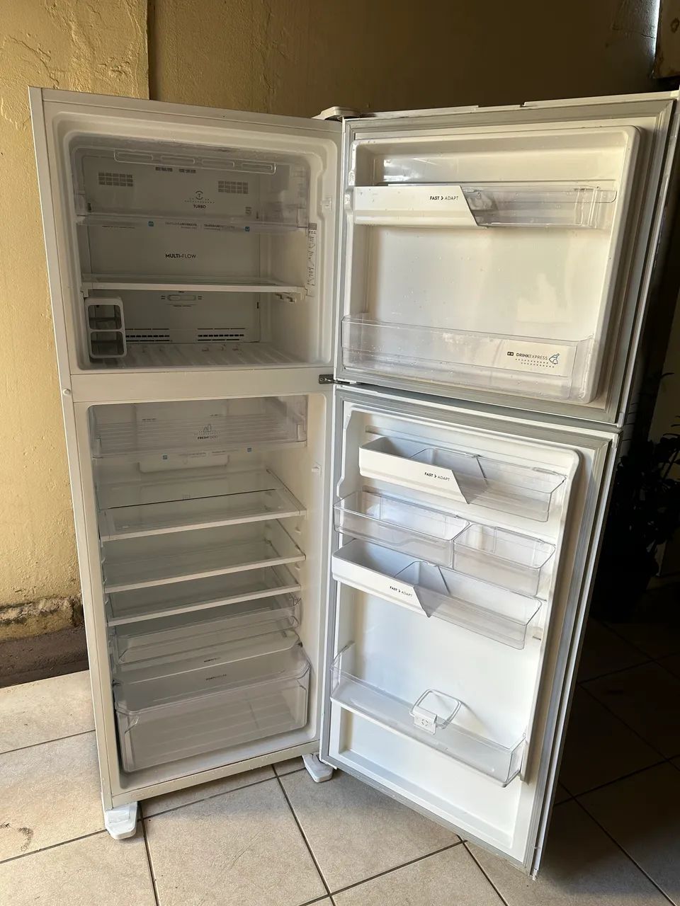 Vendo uma geladeira Eletrolux frost free 474litos bem conservada (Entrego) - Foto 3