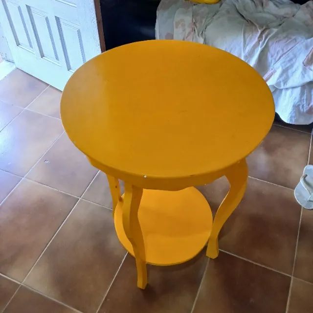 Mesa de canto amarelo em madeira - Foto 2