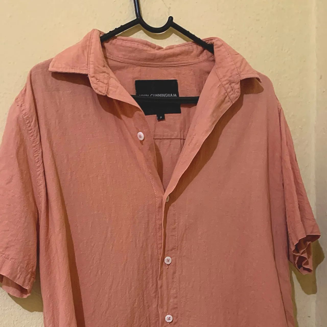 camisa social de linho oversized salmão e de botão 