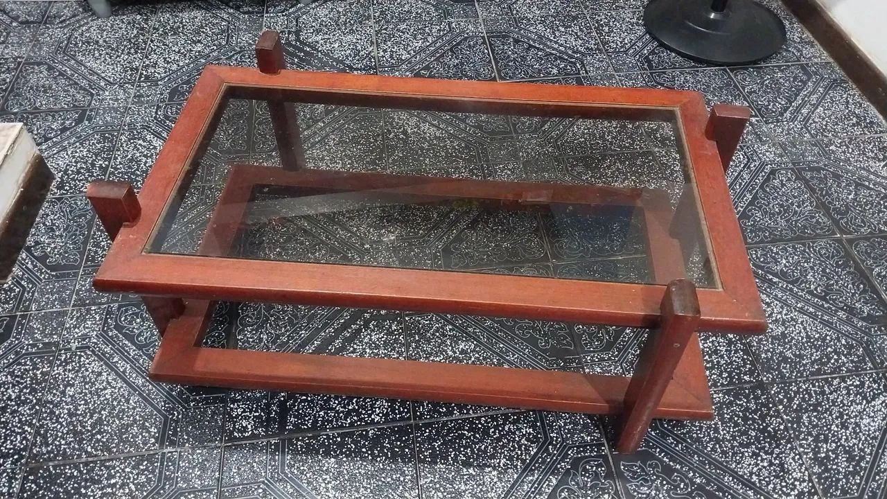 Mesa de centro quadrada com vidro.Perfeita  - Foto 2