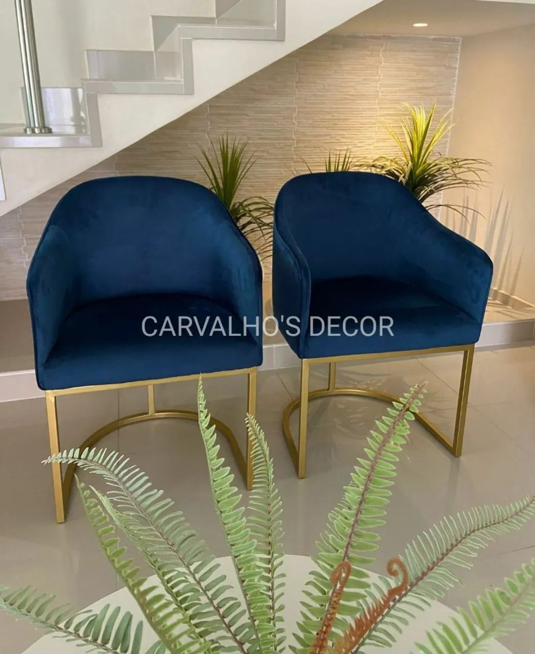 Poltronas com acabamento fino, com base em metal 