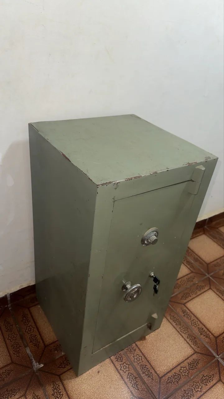 Cofre Antigo de Aço - Mecânico com Segredo e Chave ?