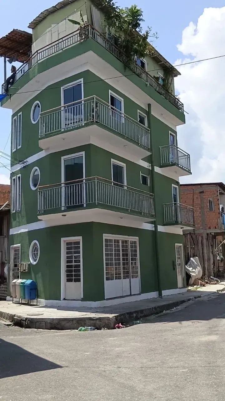 Vendo prédio de 3 andares com 3 apartamentos e 2 pontos comerciais localizado no Guamá - R