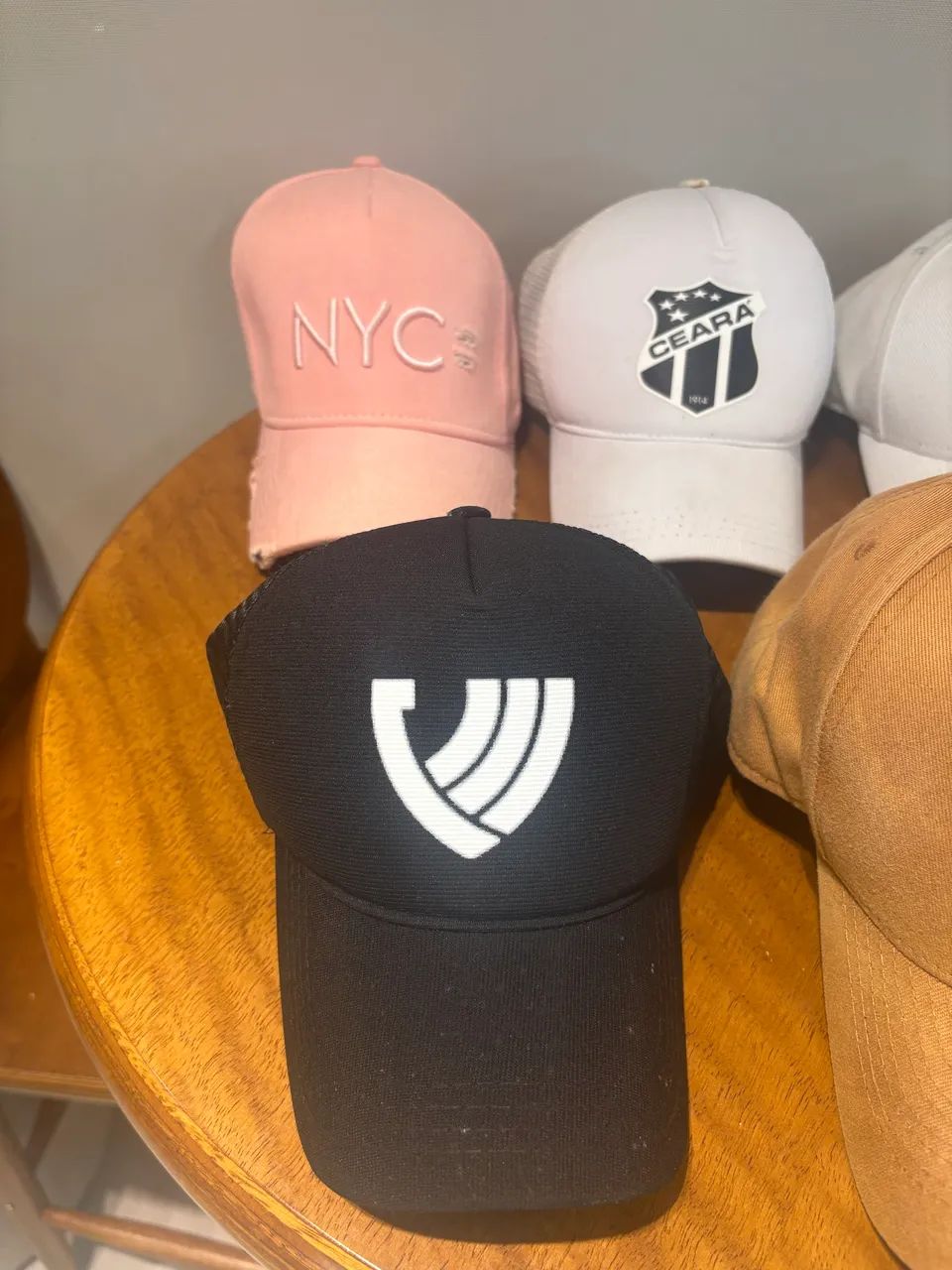 5 bonés + suporte  - Foto 2