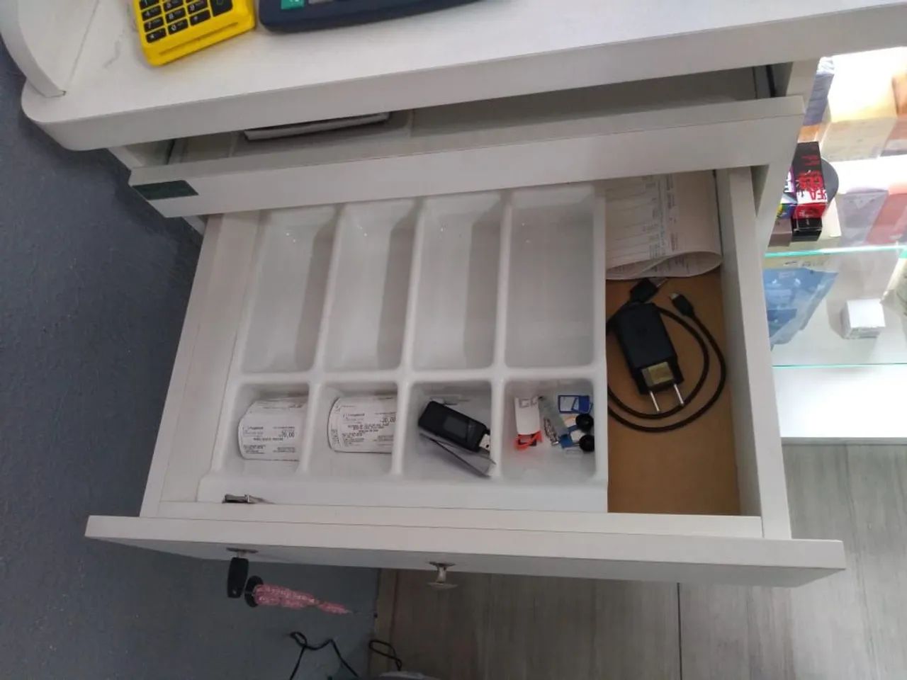 Balcão caixa com expositor de vidro  - Foto 5