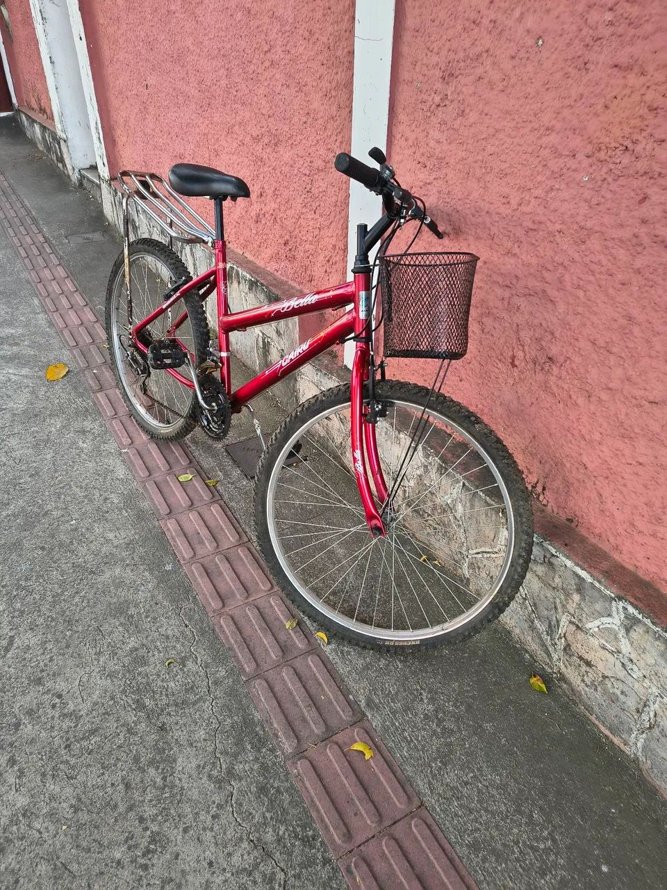 Bicicleta Vermelha Aro 26 com 21 Marchas, Garupa e Cestinho, ÓTIMA