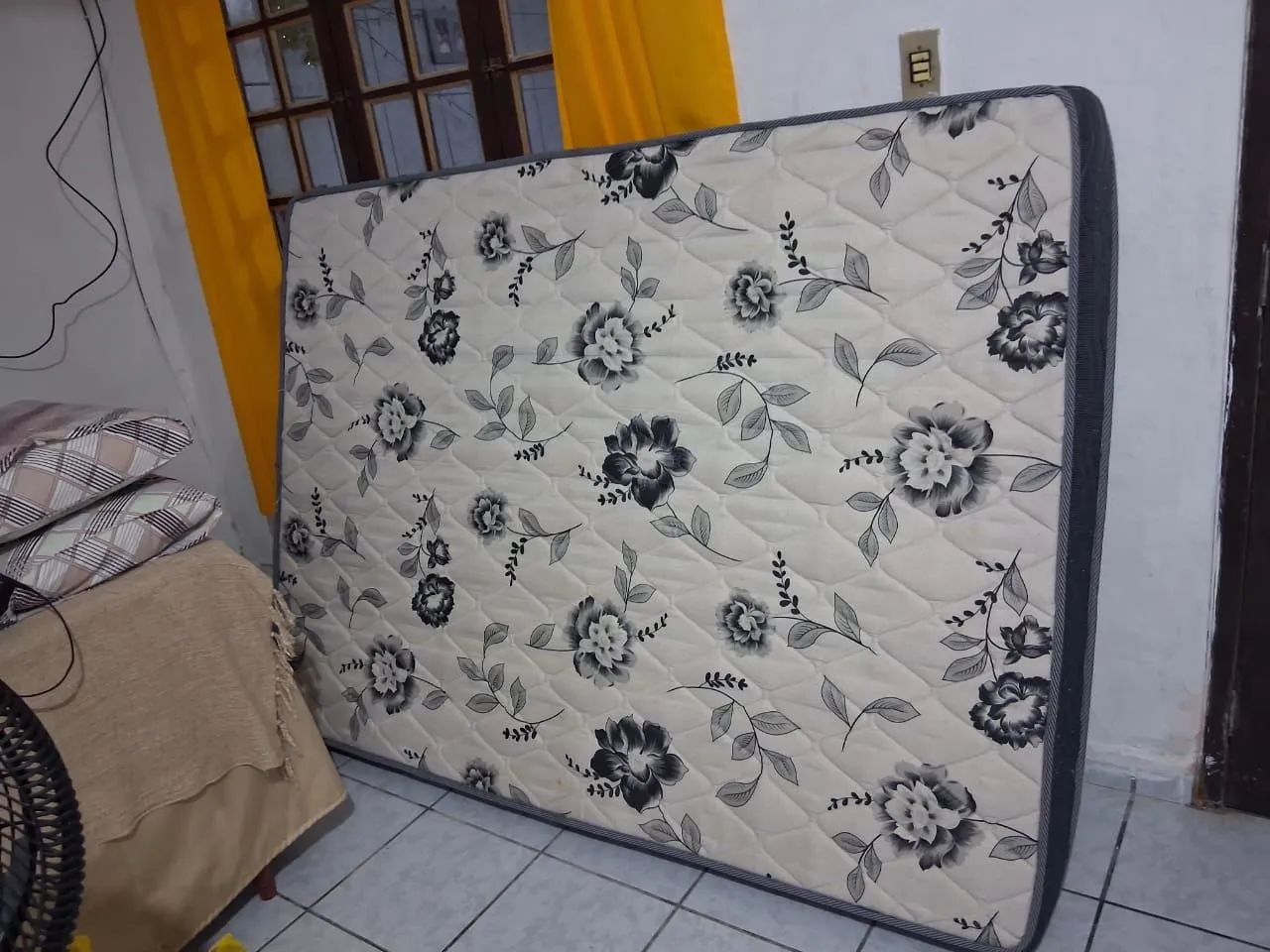 Cama e colchão semi novo
