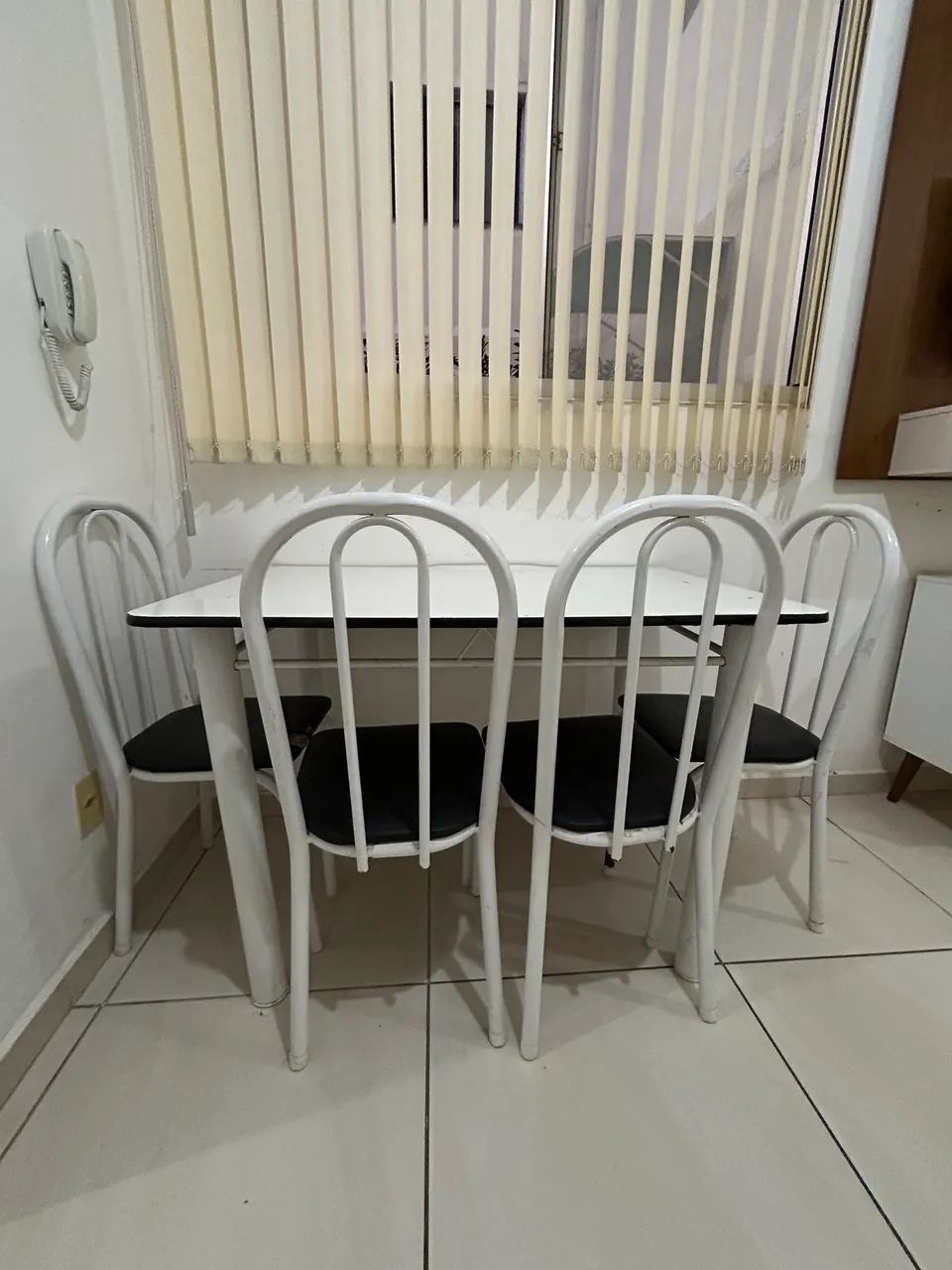 Mesa com 4 cadeiras 