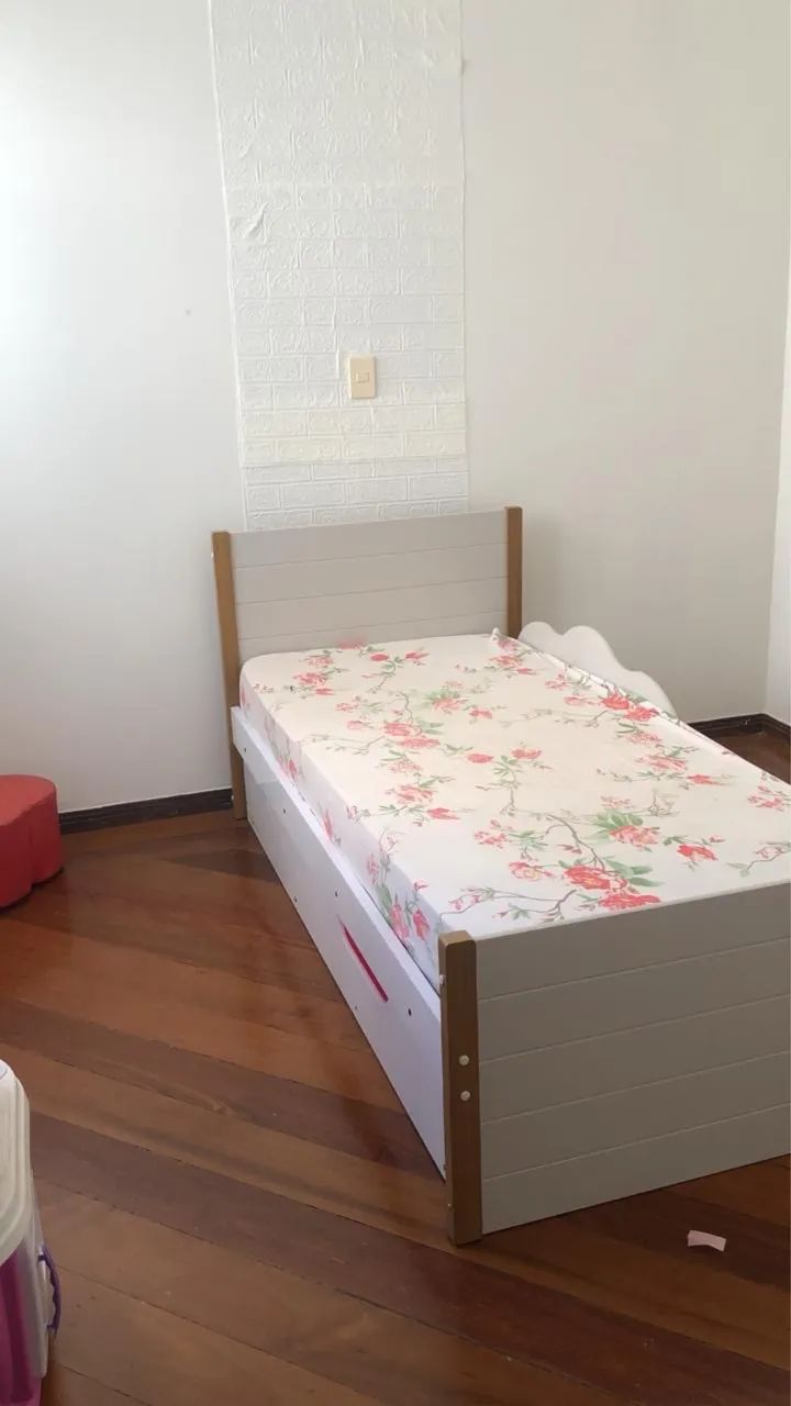 Cama com auxiliar e colchões 