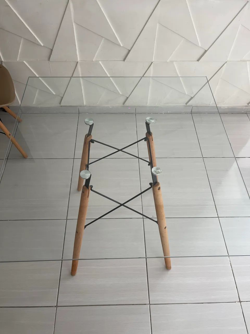 Mesa Eames Eiffel Quadrada com Tampo de Vidro Base de Madeira 