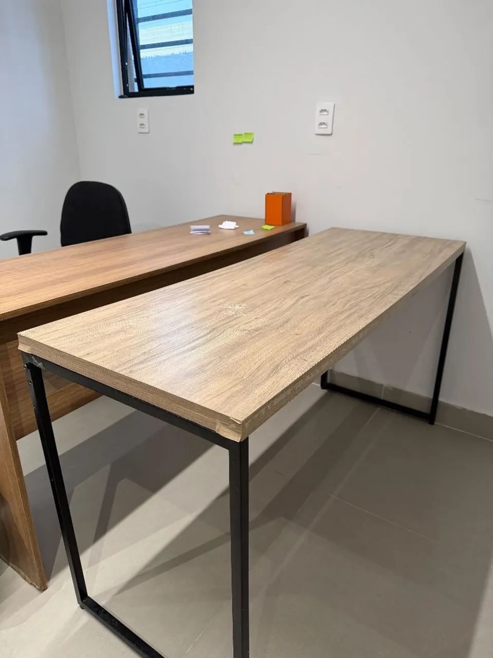 Mesa Escritório e uma cadeira - Foto 2