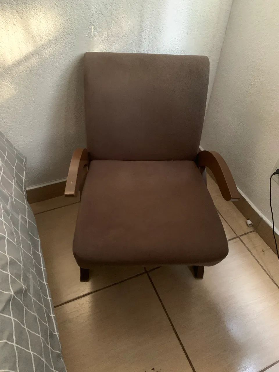 Cama de solteiro + cadeira estofada ? conjunto