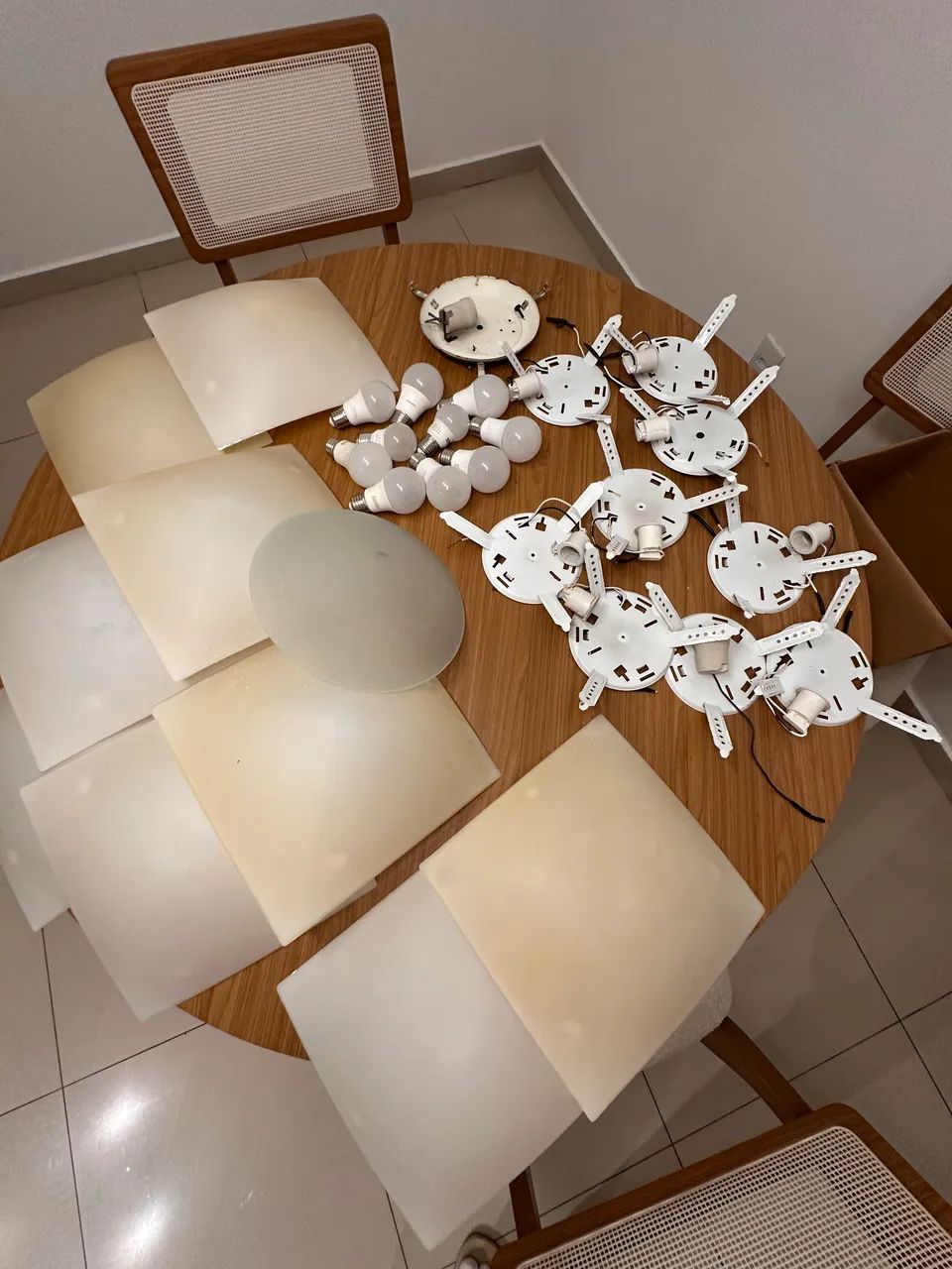 Lote de plafons/luminárias de teto com cúpulas e lâmpadas - Foto 5