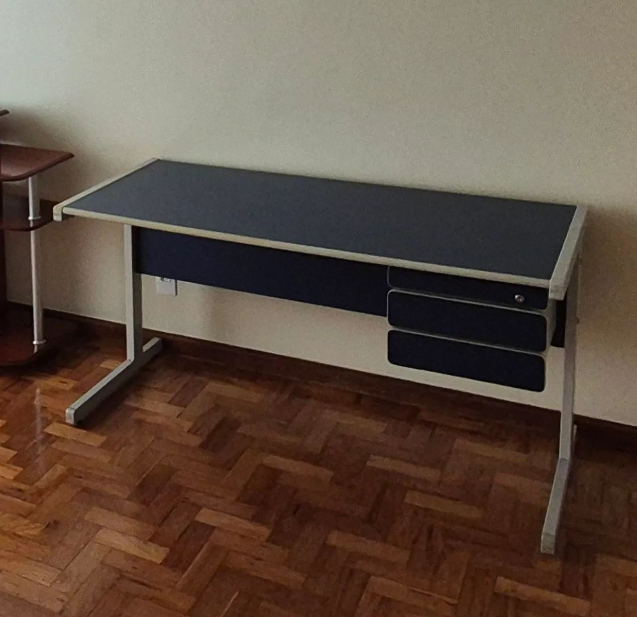 Mesa de escritório com gavetas