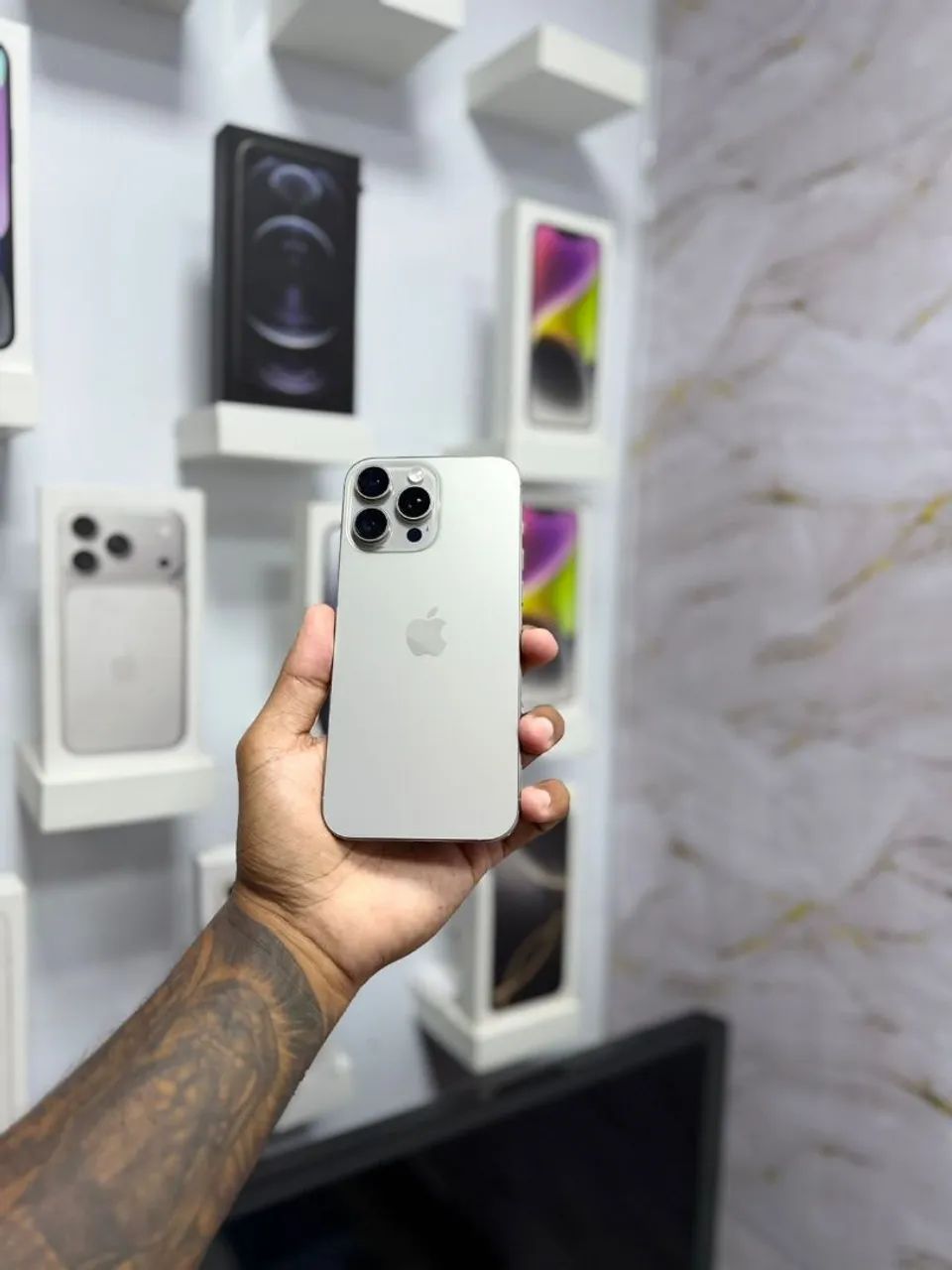 IPHONE 16 PRO MAX 256GB<br>R$ 5.699,00 NATURAL