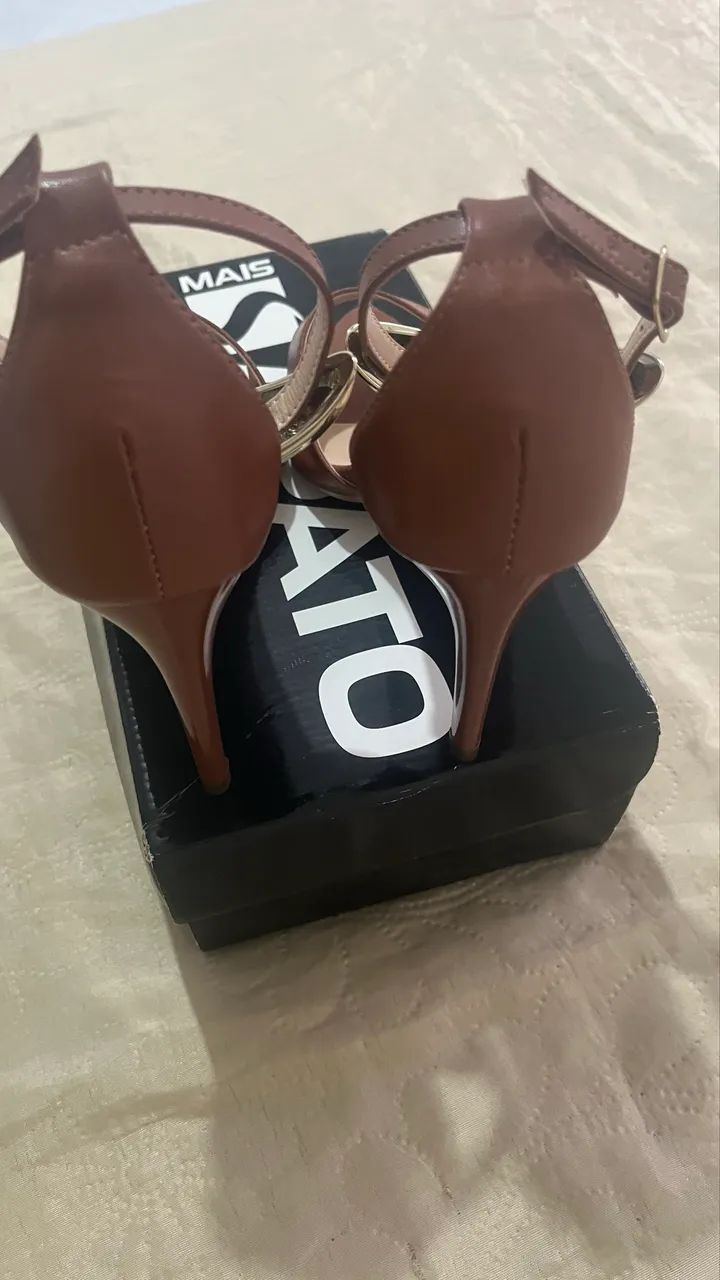 Sandália cor caramelo com detalhe dourado NOVA!!!!* - Foto 2