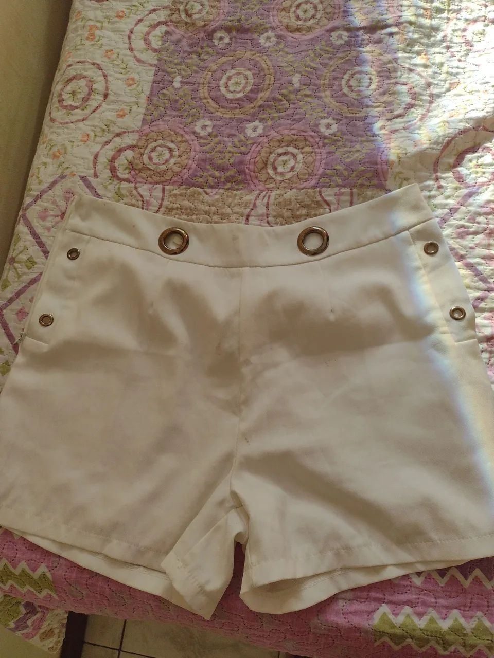 Short branco com problemas no fecho