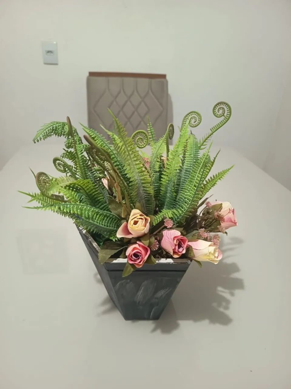 Arranjo Artificial com Samambaias e Rosas em Vaso Preto