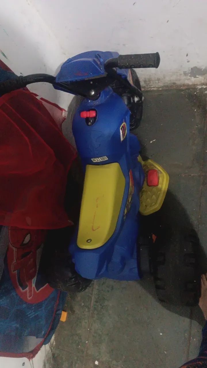 Moto elétrica menino