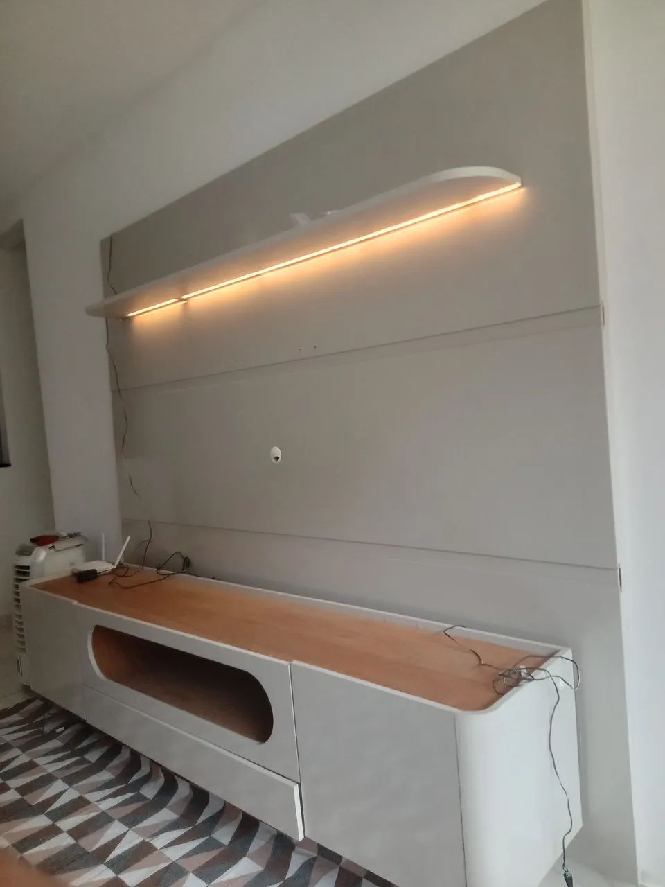 Painel com Rack Gelius com LED | Off-White e Naturale | Moderno e Sofisticado - Foto 3