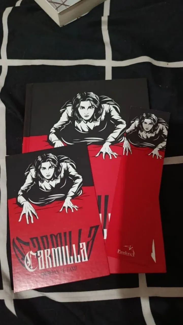 HQ Carmilla + Card e marca página