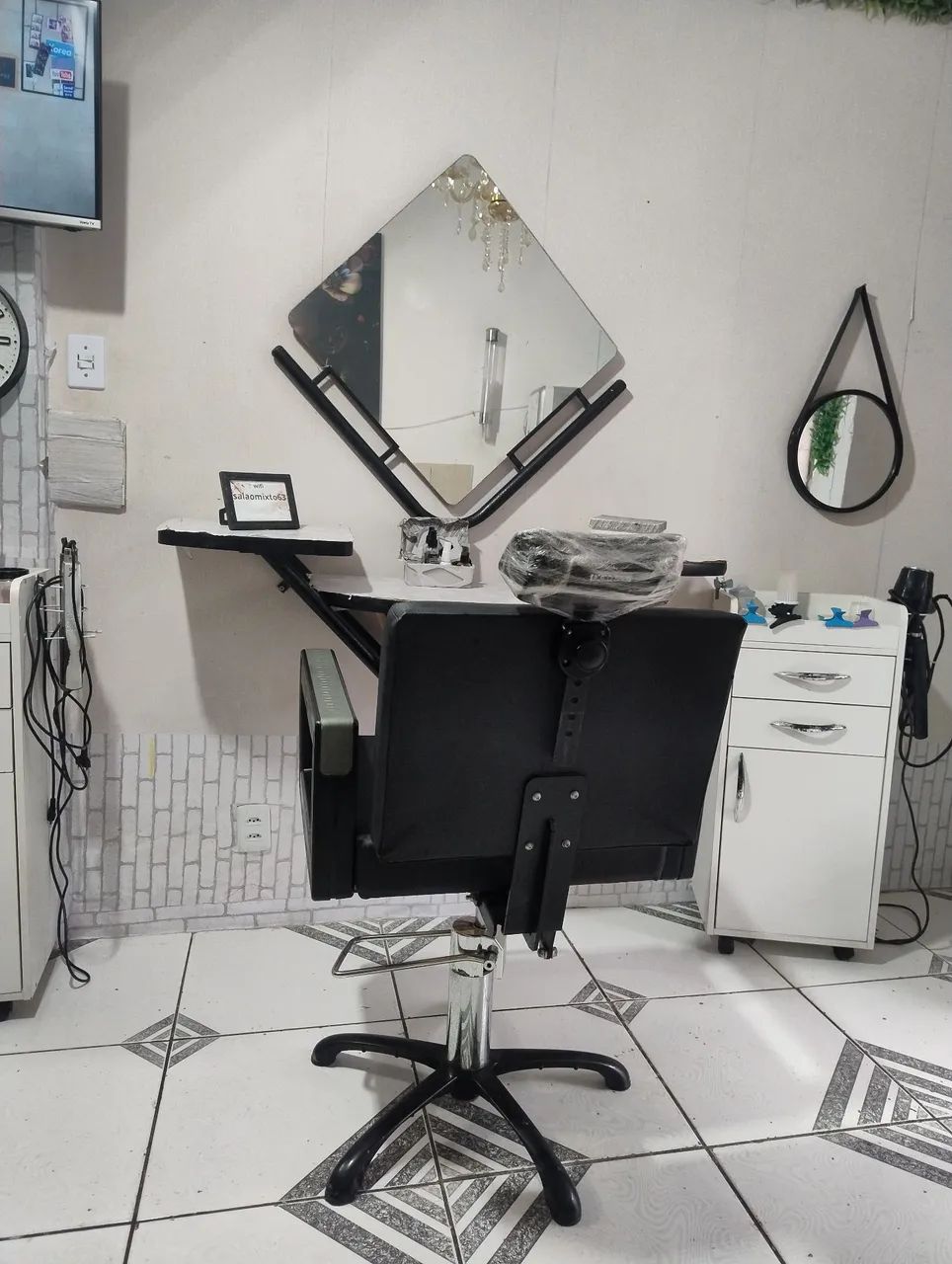 Precisa- se de manicure