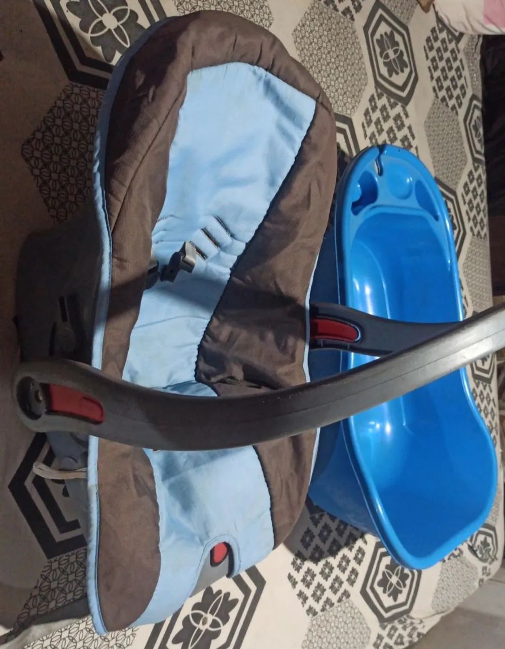 Bebê conforto e uma bacia  - Foto 4