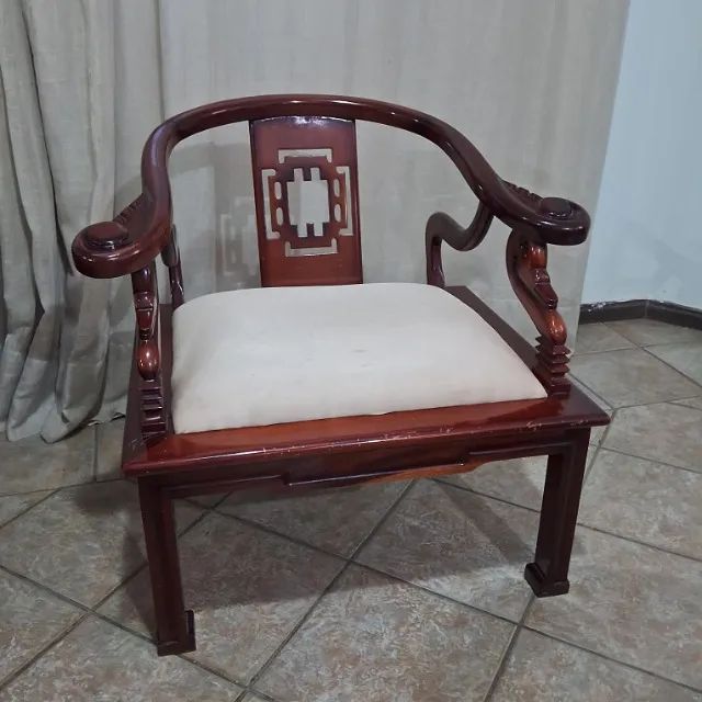 Poltrona com mesa de centro