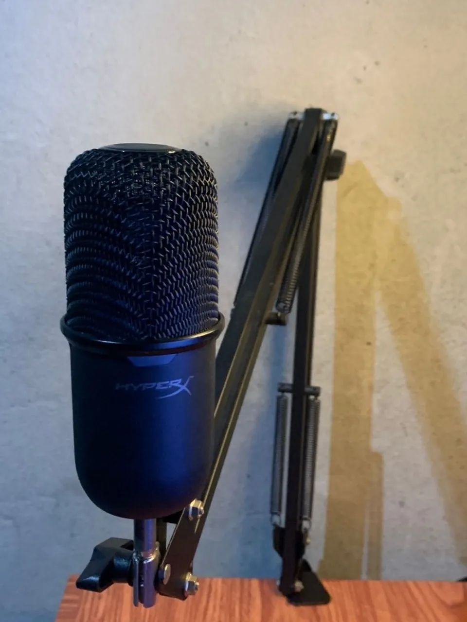 Microfone HyperX SoloCast + Braço Articulado