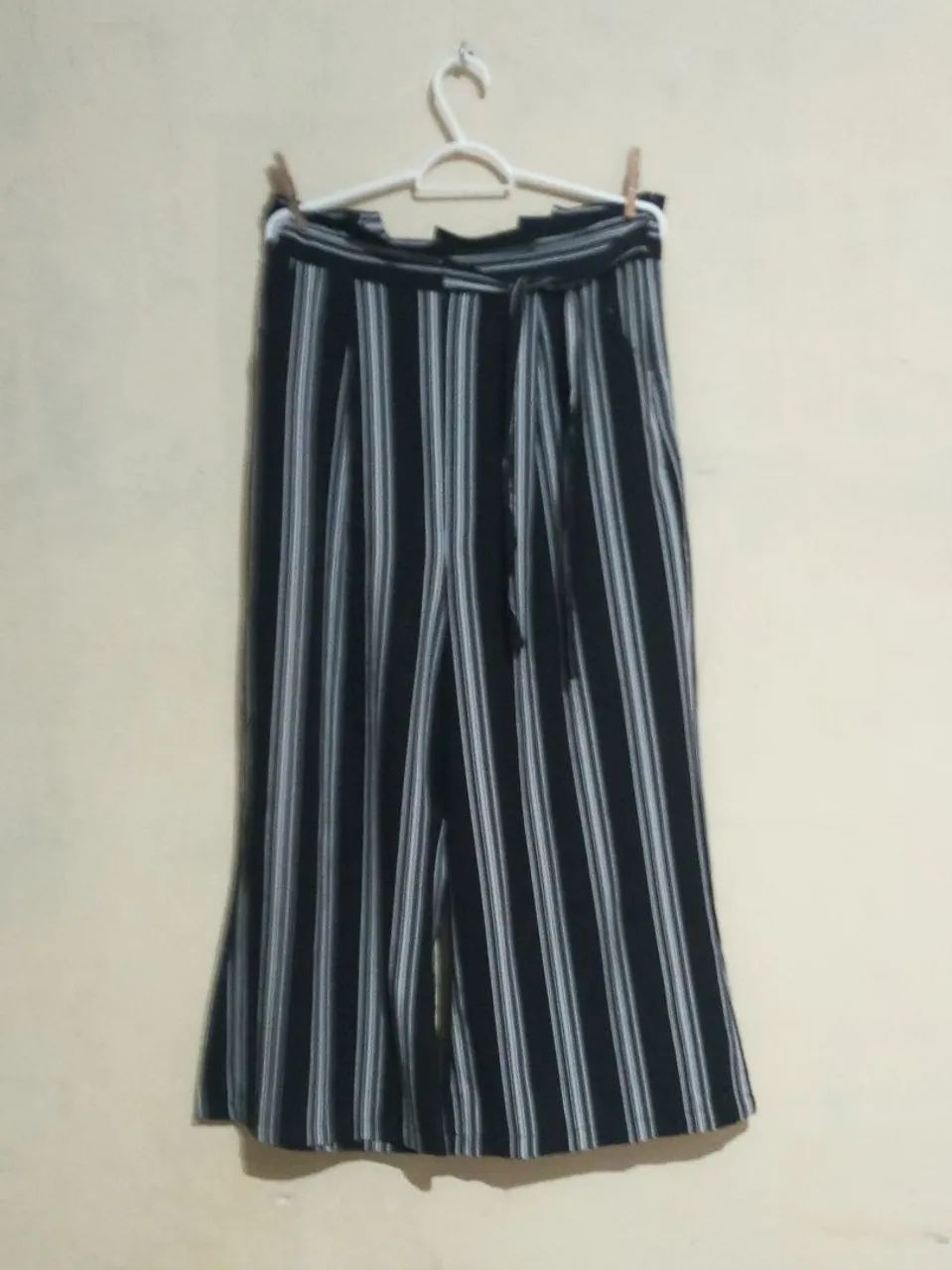 Calça social listrada pantalona 