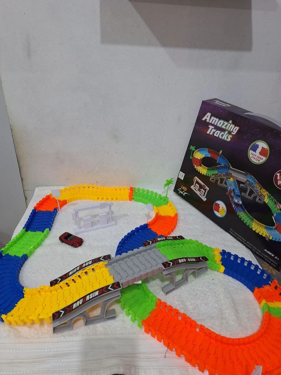 Pista de carrinho completa e hot wheels 