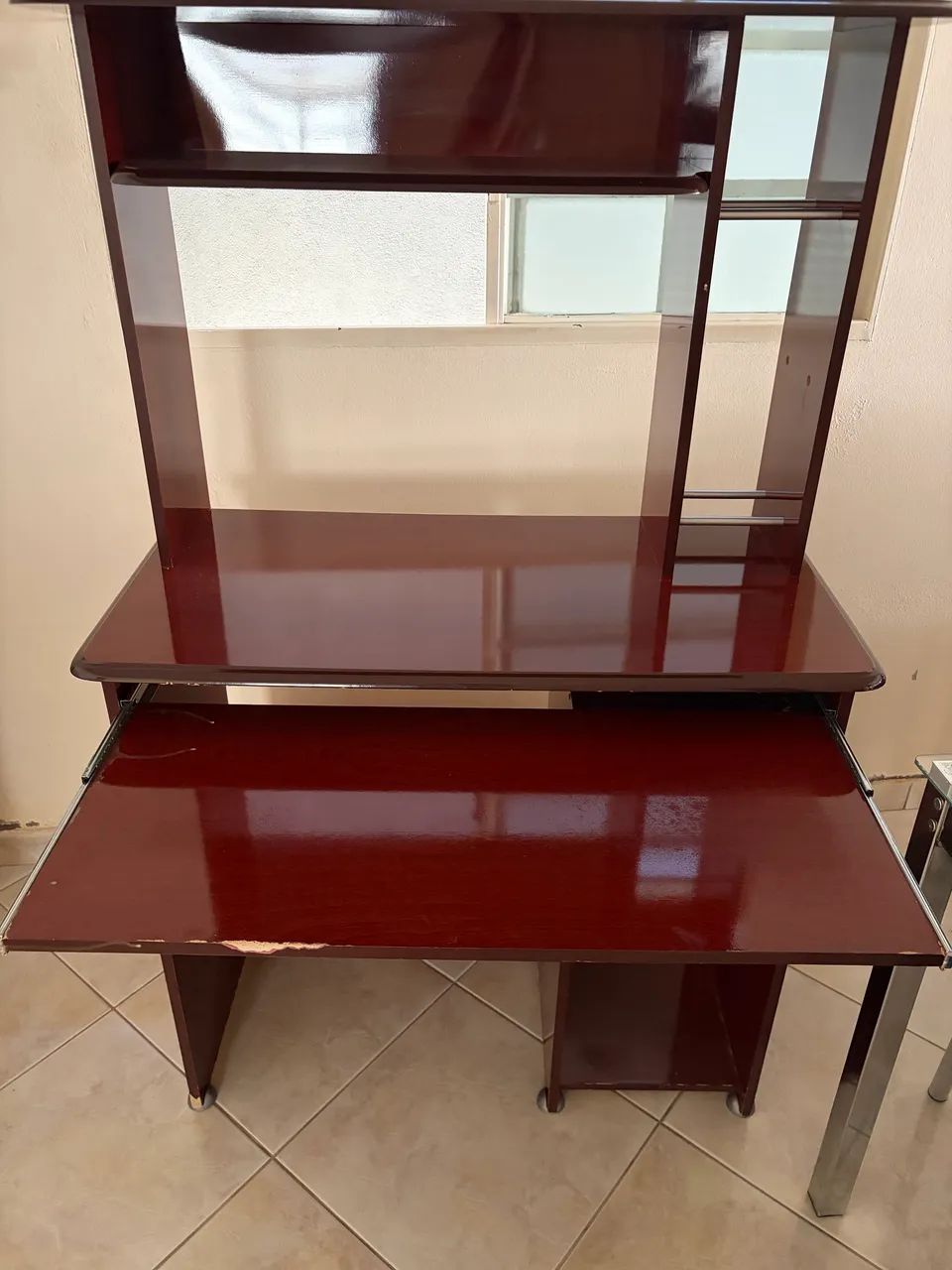 Uma mesa pra computador de madeira 