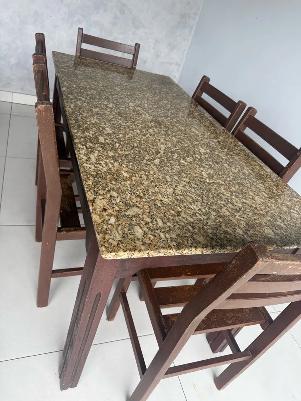 Mesa de mármore com 6 cadeiras