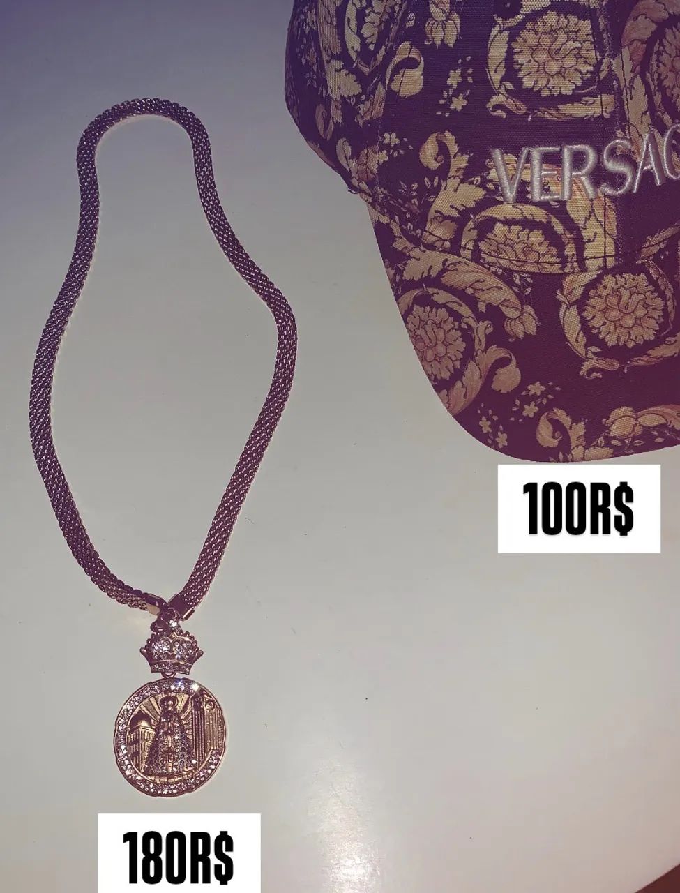 Boné Versace é corrente moeda antiga 