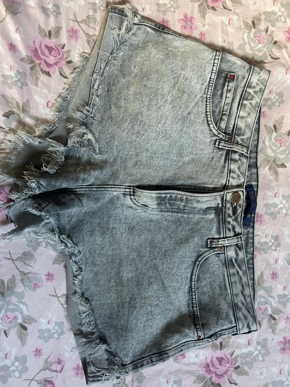 Short jeans cinza