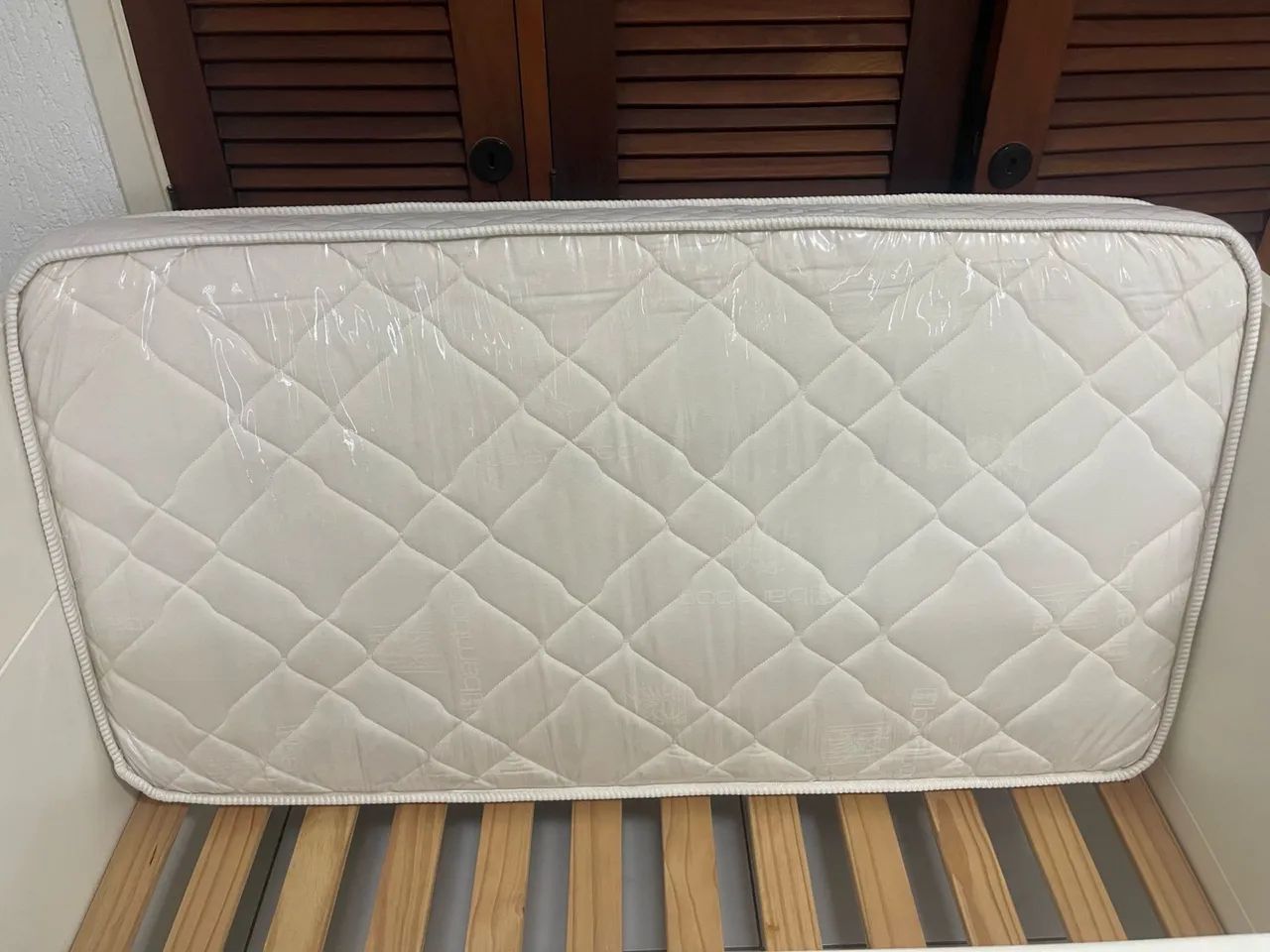 Berço de bebê em ótimo estado com colchao, ideal para o quarto do seu bebê - Foto 2