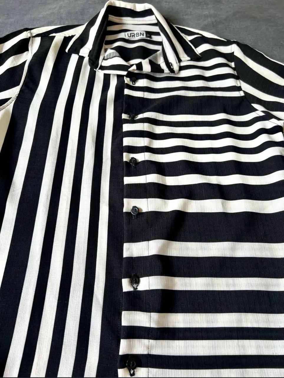 Camisa Listrada Preto/ Branco P - Foto 3