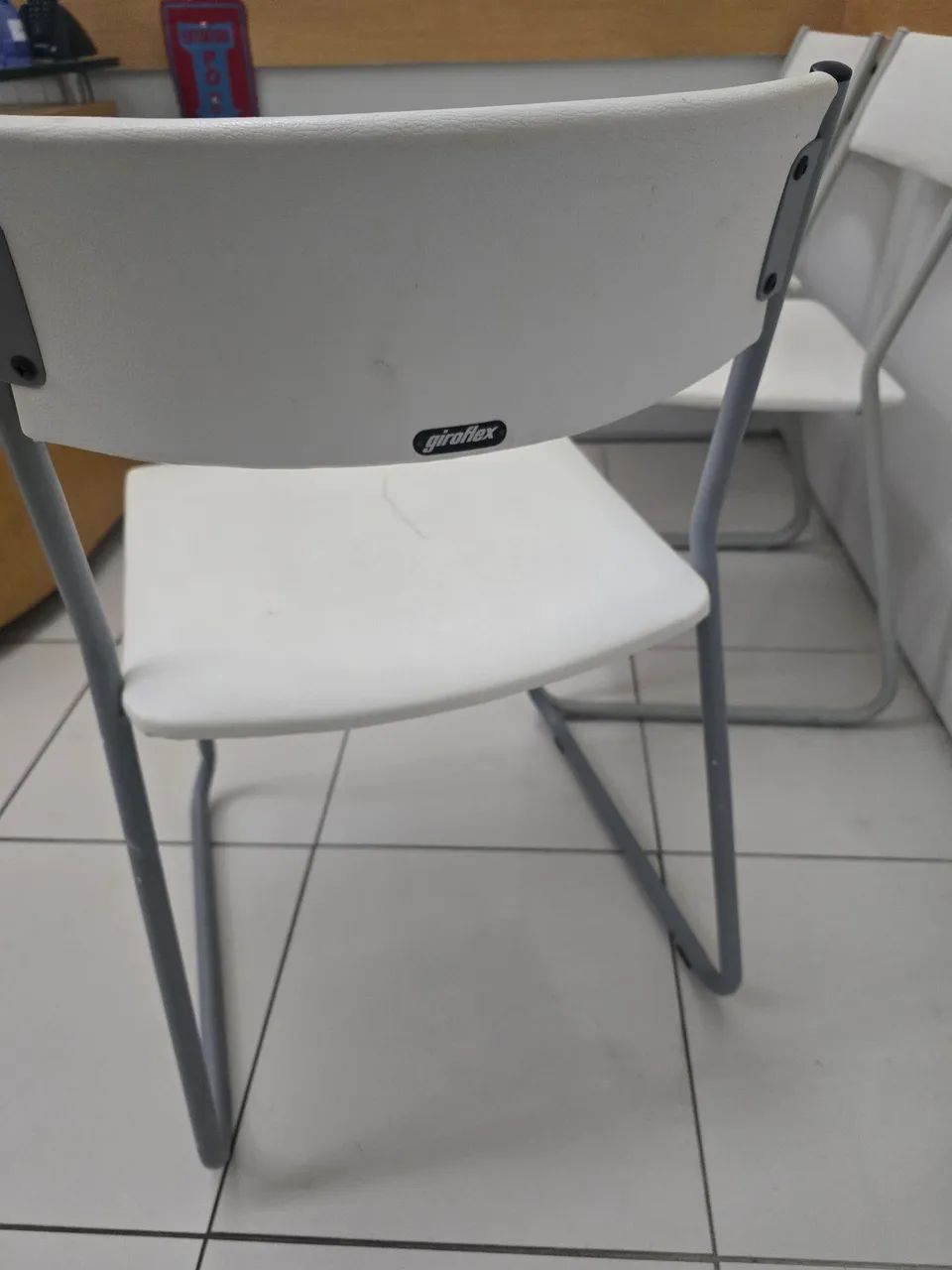 Cadeira em courino branco - Foto 3